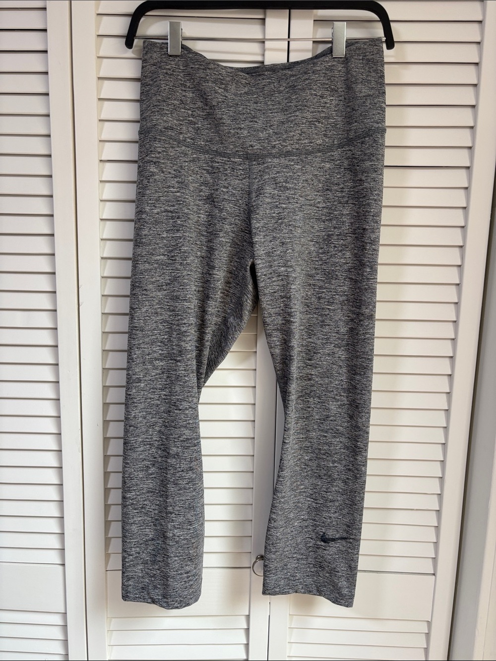 Nike Women's Heather Gray Cropped Performance Leggings